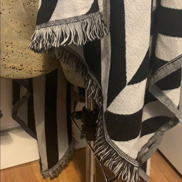 Lululemon Athletica Black and White Striped Tunic - Picture 4 of 6